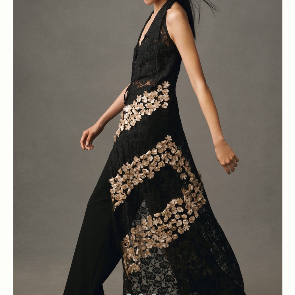 Elegant lace floral appliqué tunic - Picture 3 of 3